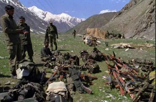 युद्ध के सालों बाद भी इन पहाड़ियों पर बिखरा है पाक सैनिकों का गोलाबारूद और अन्य साजो-सामान