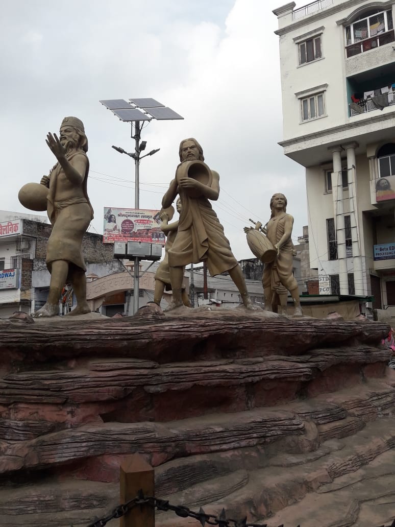 वाराणसी में पिपलानी कटरा पर कबीर की प्रतिमा लगाकर किया गया सुंदरीकरण