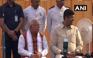 Manohar Lal Khattar takes oath as Haryana CM, Dushyant Chautala sworn in as his deputy     