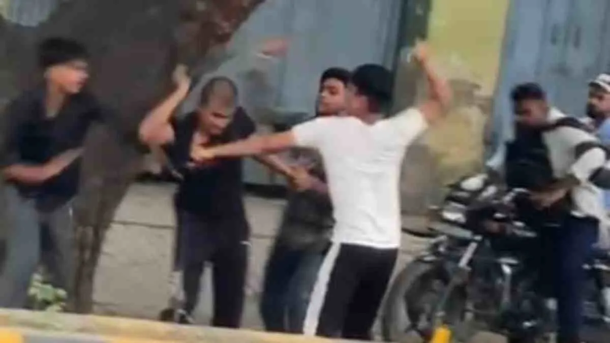 Hapur Crime: 14 लोगों ने दो दोस्तों को पीटा, बाइक से उतरने को लेकर हुआ विवाद; गंभीर रूप से घायल
