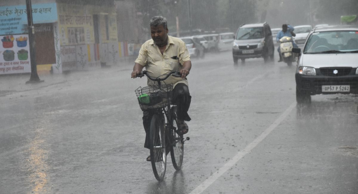 https://www.jagranimages.com/images/2025/06/20/article/image/Rain_gkpNews-1750387630462.jpg