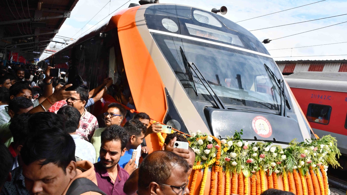 vande bharat train reaches speed of 100 kmph in 52 seconds