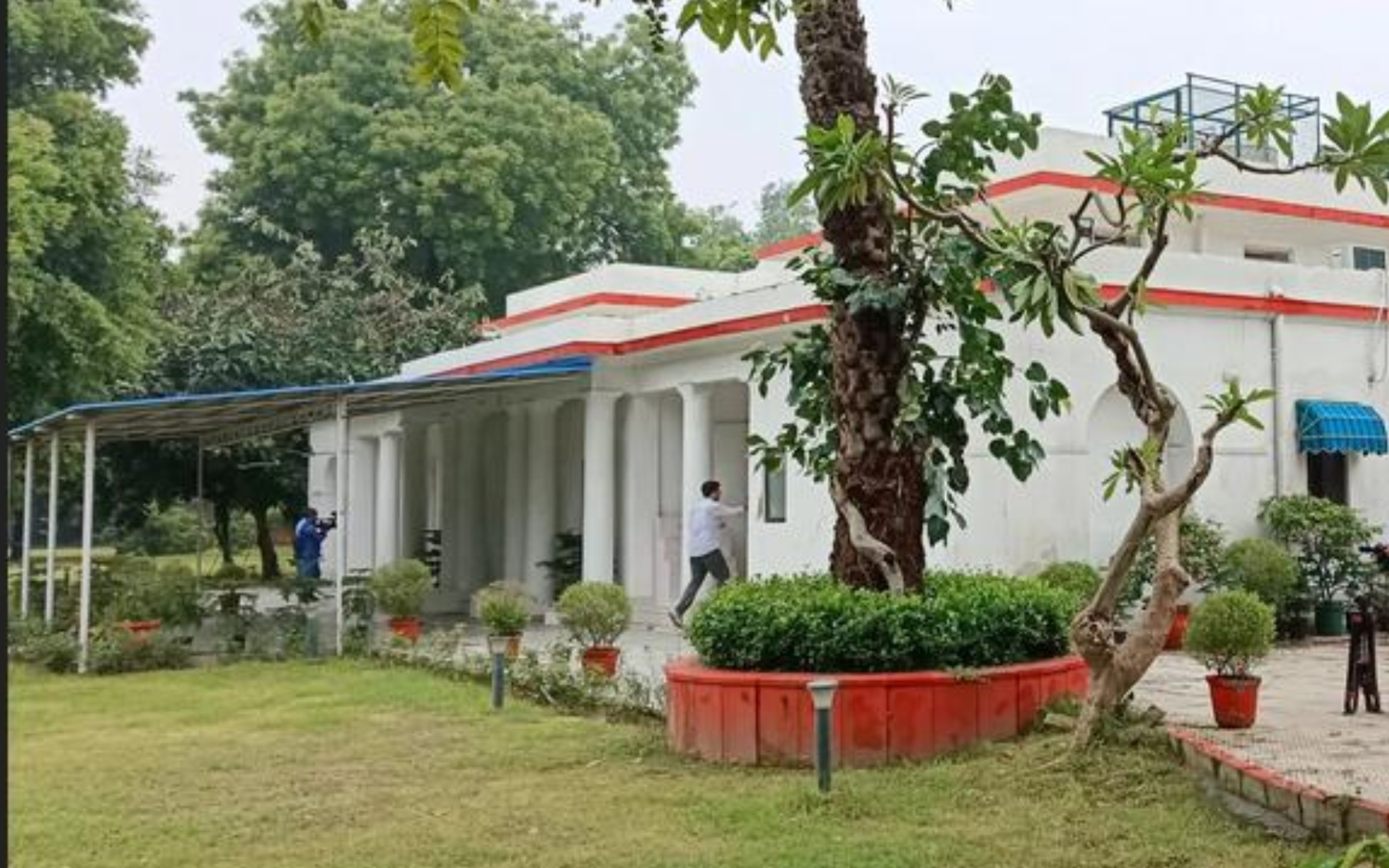 https://www.jagranimages.com/images/2025/06/20/article/image/rahul-gandhi-residence-1750401629820.jpg