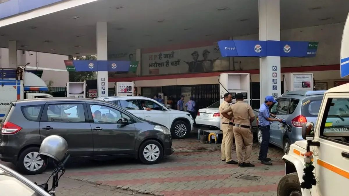https://www.jagranimages.com/images/2025/06/21/article/image/Delhi-old-vehicle-fuel-ban-1750494275647.jpg