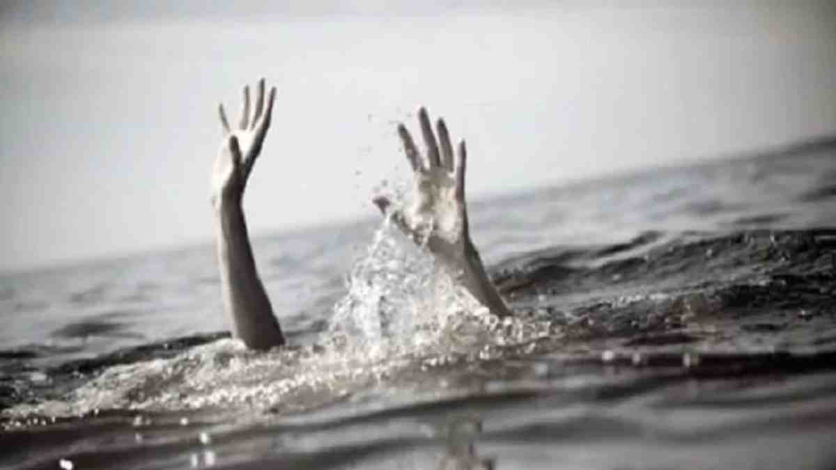 a young man committed suicide by jumping into the yamuna in delhi