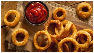 इस आसान रेसिपी से बनाएं Onion Rings (Picture Courtesy: Freepik)