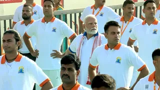 पीएम मोदी कर रहे योग- (फोटो- पीटीआई)