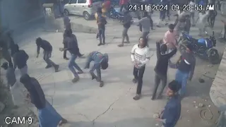 संभल हिंसा की फाइल फोटो का प्रयोग किया गया है।