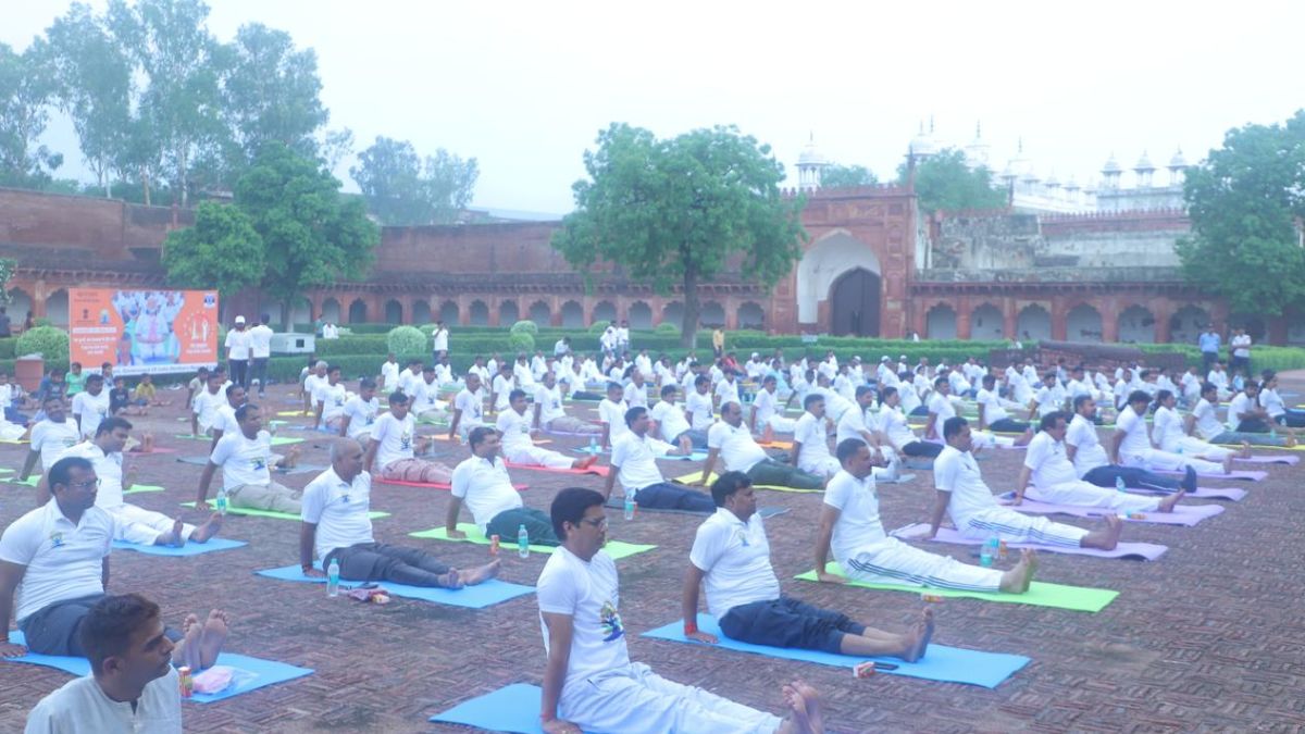 https://www.jagranimages.com/images/2025/06/21/article/image/yoga-day-agra-1750490277058.jpg