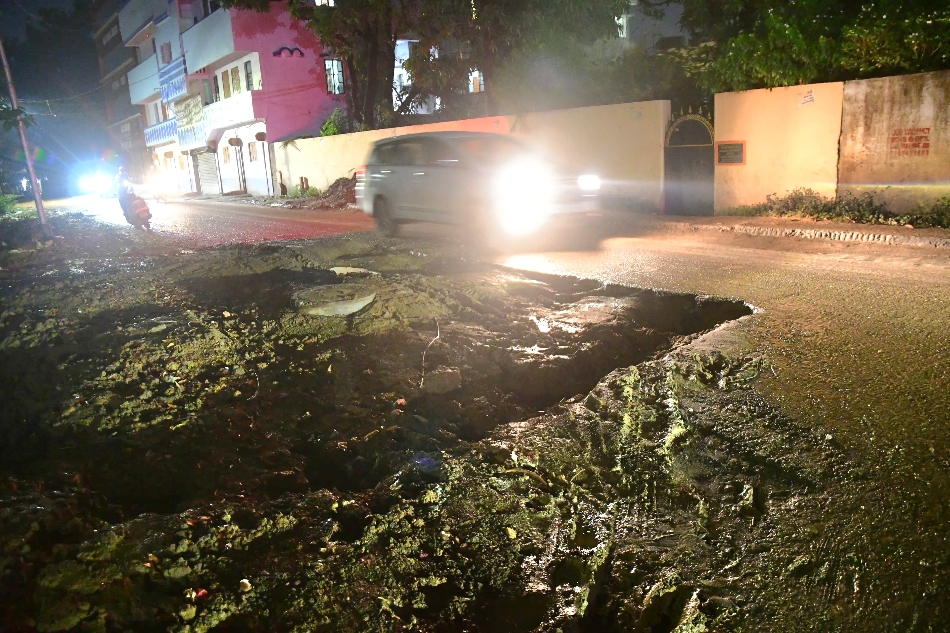 patna news road suddenly caved in late at night in patna people narrowly escaped