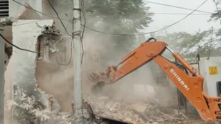 पंजाब के बठिंडा में तीन महिला नशा तस्करों के घर पर बुल्डोजर चलाया गया है।