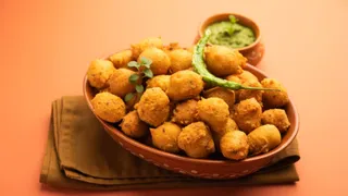 पोहे से ऐसे बनाएं टेस्टी और कुरकुरे पकौड़े (Picture Courtesy: Freepik)
