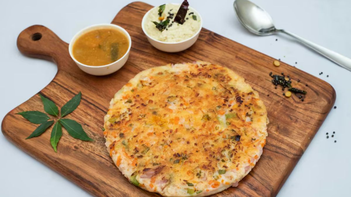 https://www.jagranimages.com/images/2025/06/22/article/image/Potato-Uttapam-Recipe-1750603974975.jpg