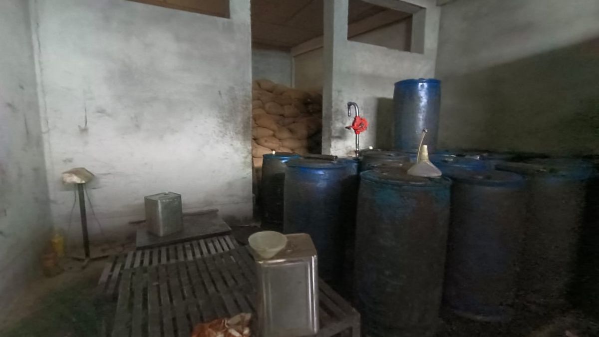 banned open oil worth rs 6lakh seized in gajraula amroha police and food department raid