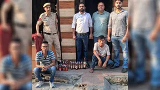 पुलिस की गिरफ्त में अवैध शराब तस्कर