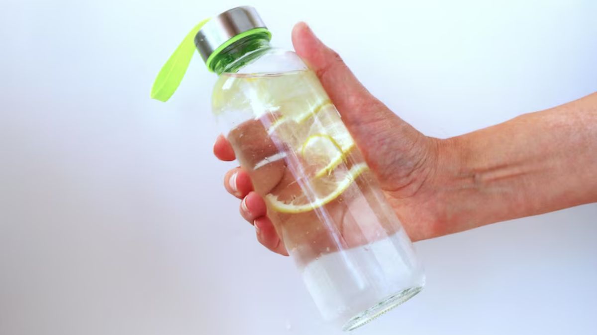https://www.jagranimages.com/images/2025/06/22/article/image/microplastics-glass-bottles-1750581425651.jpg