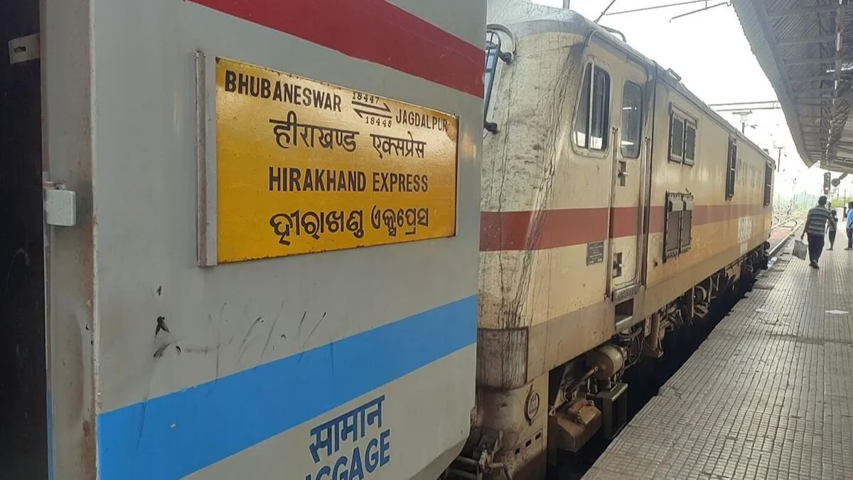 Hirakhand Express: दो हिस्सों में बंट गई हीराखंड एक्सप्रेस, बड़ा हादसा टला; डरे-सहमे दिखे यात्री