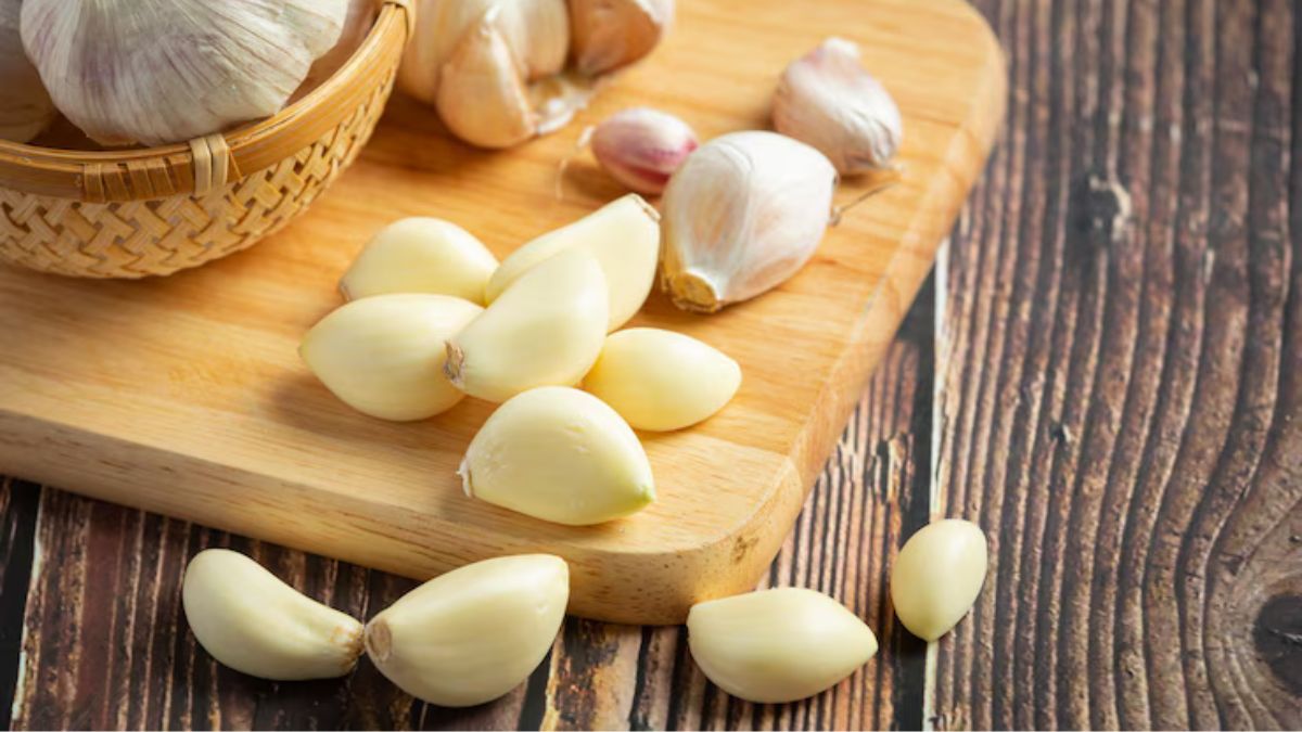 https://www.jagranimages.com/images/2025/06/22/article/image/raw-garlic-benefits-1750602237761.jpg