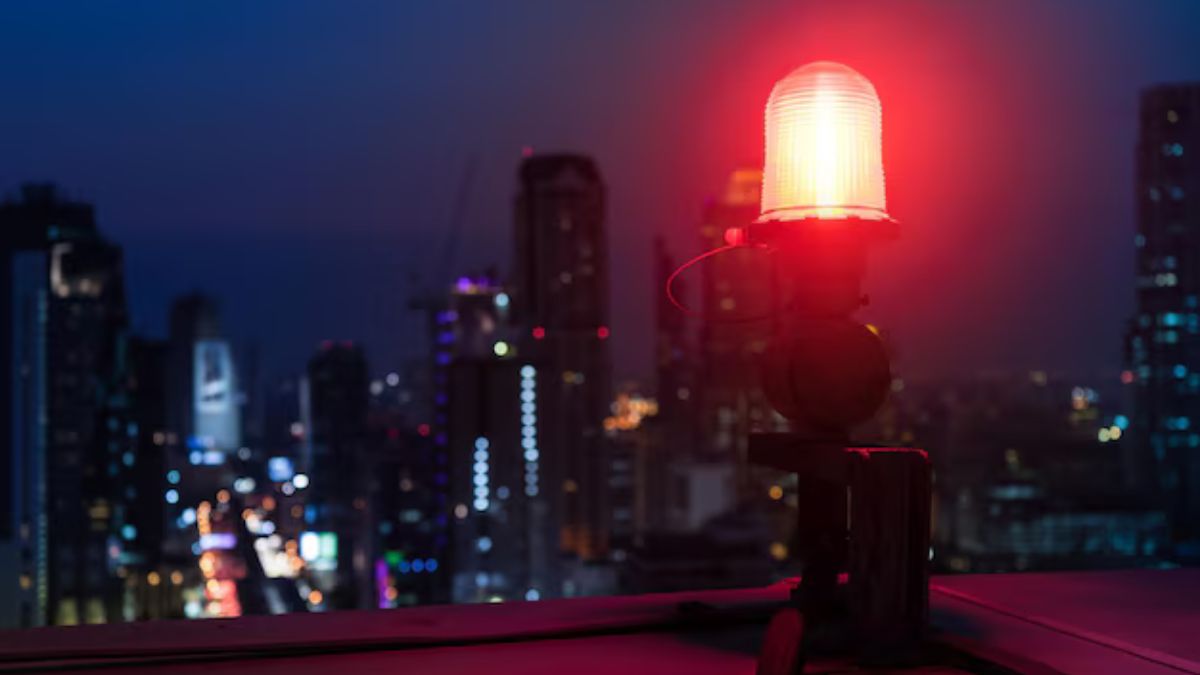 https://www.jagranimages.com/images/2025/06/22/article/image/red-lights-tall-buildings-1750585212767.jpg