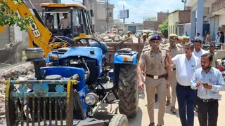 चंदौसी के लक्ष्मणगंज में मस्जिद व अवैध मकानों को जल्द से जल्द तोड़ने का आदेश देते एसडीएम विनय मिश्रा। जागरण