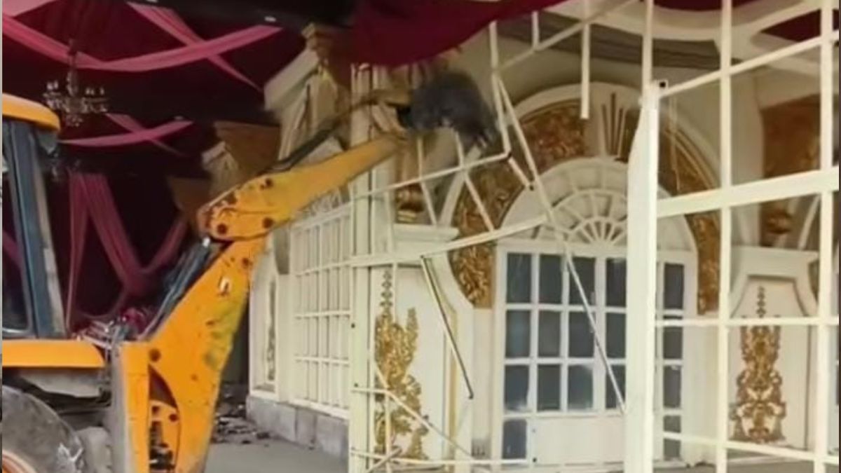 https://www.jagranimages.com/images/2025/06/23/article/image/Bulldozer-Action-(52)-1750652702110.jpg