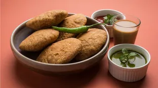 इस आसान रेसिपी से बनाएं मूंगदाल कचौड़ी (Picture Courtesy: Freepik)