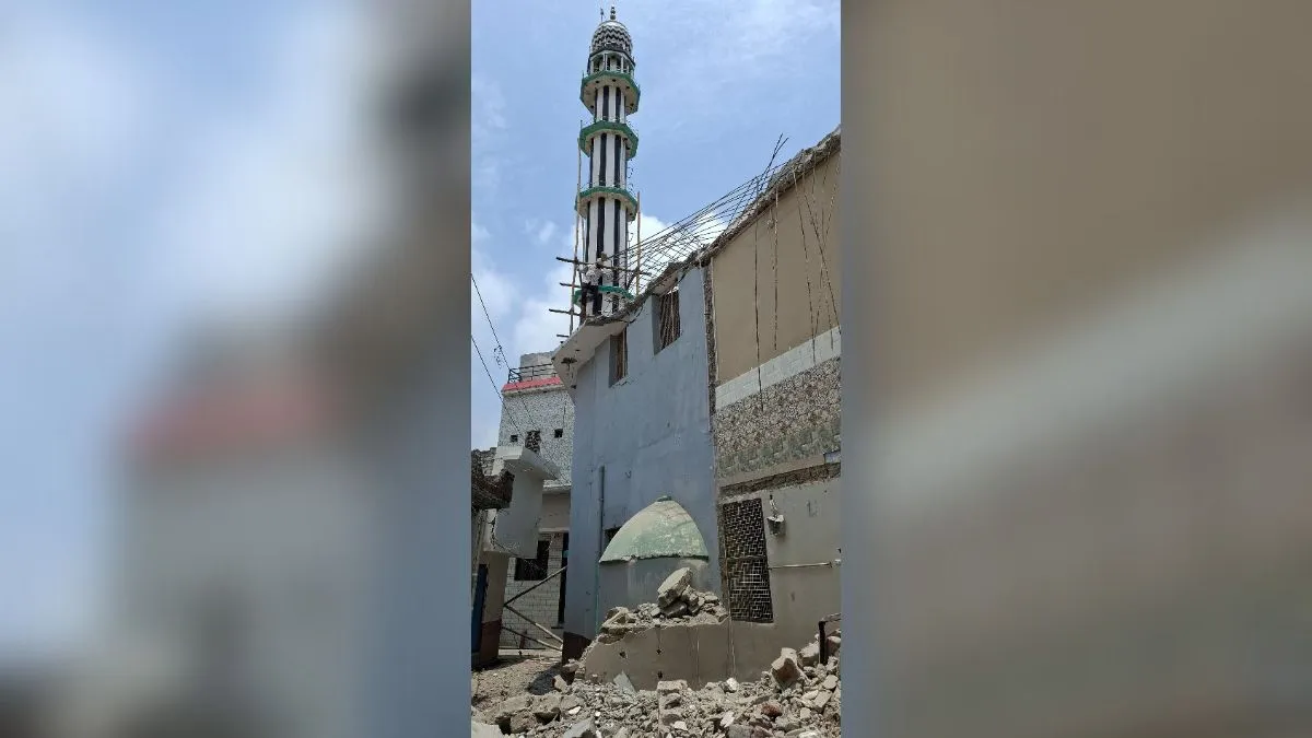संभल के चंदौसी में अवैध मस्जिद की कार्रवाई, मीनार गिराने में लगी एक्सपर्ट की टीम; प्रशासनिक अमला रहा नदारद
