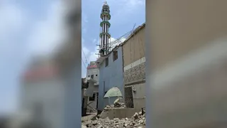 चंदौसी लक्ष्मणगंज में मस्जिद का किया गया अवैध निर्माण के दौरान मस्जिद की मीनार गिराने को बुलाई गई एक्सपर्ट। जागरण