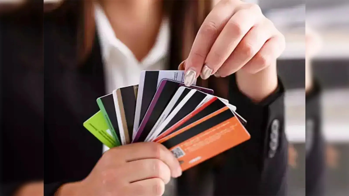 https://www.jagranimages.com/images/2025/06/23/article/image/Student-Credit-Card-1750682881004.jpg