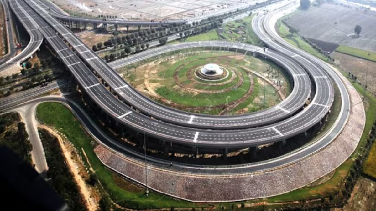 https://www.jagranimages.com/images/2025/06/23/article/image/Yamuna-expressway-inside-1750687726595.jpg