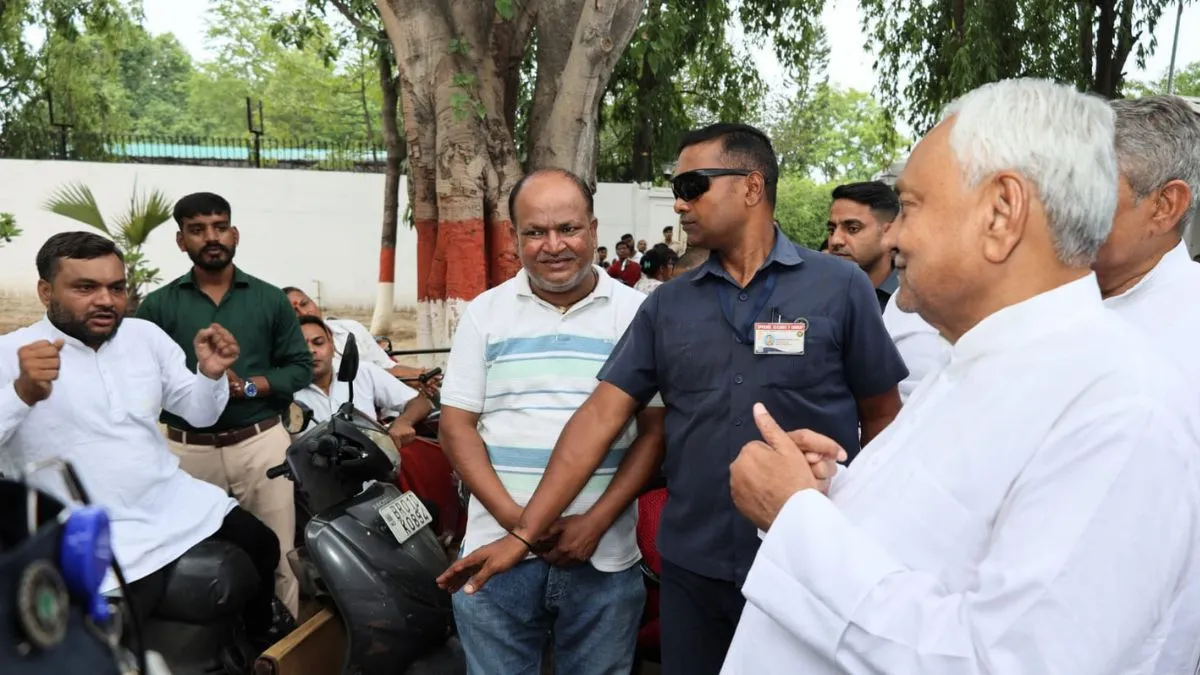 सीएम नीतीश कुमार से दिव्यांगजनों ने की मुलाकात, सामाजिक सुरक्षा पेंशन की राशि बढ़ाए जाने पर जताया आभार