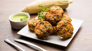 घर पर मिनटों में ट्राई करें ये 3 स्ट्रीट फूड रेसिपीज (Image Source: Freepik)