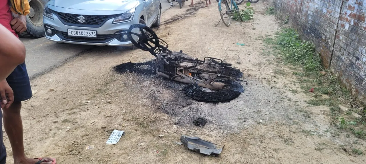UP News: रायबरेली में दिनदहाड़े महिला के अपहरण का प्रयास, अनियंत्रित होकर पलटी बोलेरो, धू-धू कर जली बाइक
