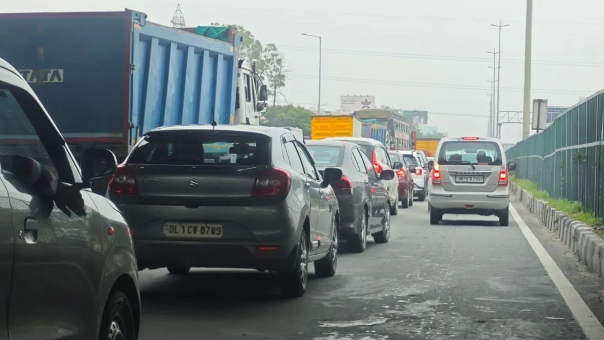 Gurugram-Delhi Expressway: नरसिंहपुर में हाईवे पर पलटा रोड़ी-डस्ट से भरा डंपर, लगा भयंकर जाम