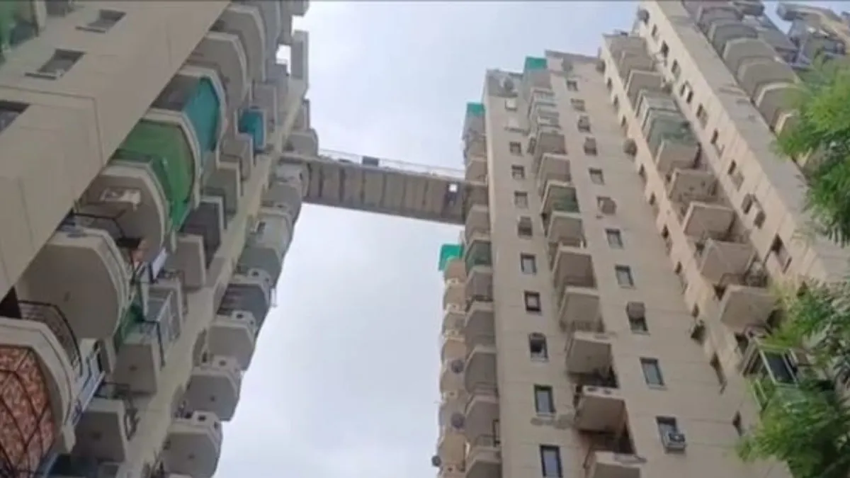 दर्दनाक: 14वीं मंजिल से गिरे रिटायर्ड बैंक मैनेजर, सिर धड़ से हुआ अलग; खौफनाक मंजर देख कांप उठे लोग
