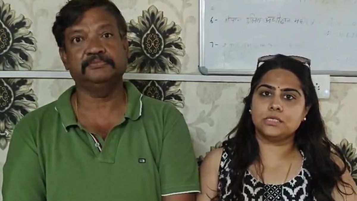 hapur news husband and wife started fighting in road police resolved matter