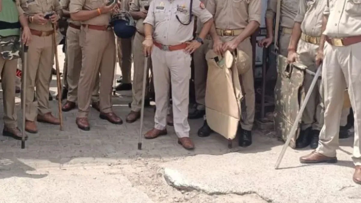 हाईवे पर चलती कार में भिड़ गए पति-पत्नी, दोनों के बीच जमकर हुई मारपीट और फिर...