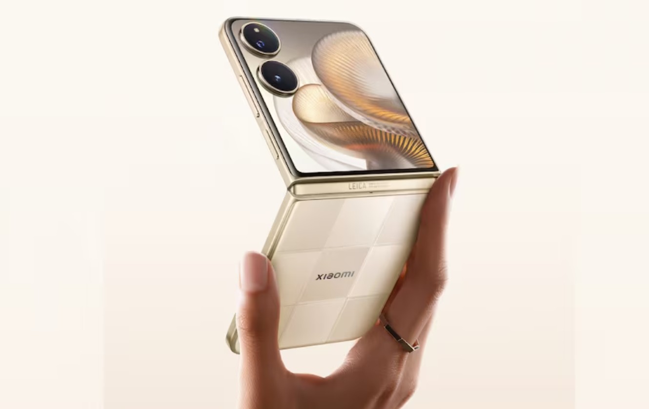 https://www.jagranimages.com/images/2025/06/24/article/image/Xiaomi-Mix-Flip-2-1750778938658.jpg