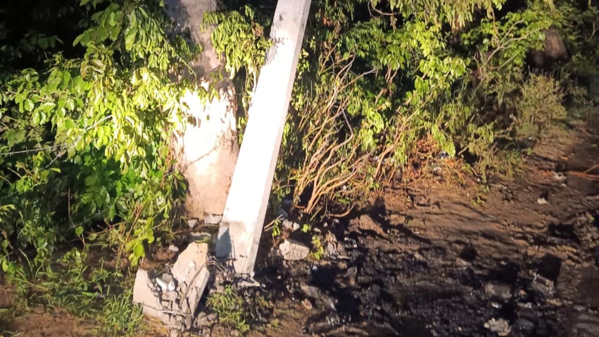 two youths burnt alive bike hit the electric pole no chance to save them mathura district