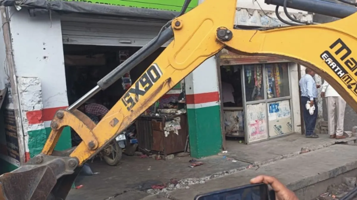 संभल में सड़क चौड़ीकरण के लिए चिंहित अतिक्रमण को हटाने के लिए चला अभियान, SDM की अगुवाई में हुई कार्रवाई

