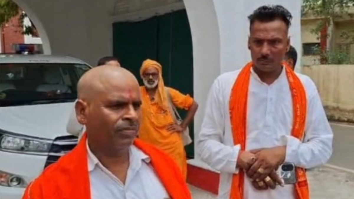 Etawah Katha Vachak जात है कि जाती नहीं इटावा कथा वाचक मुकुट मणि यादव और संत कुमार के साथ बदसलूकी, हिंदू समाज की आत्मा पर चोट 9 Etawah: कथावाचक के सिर मुड़वाने और नाक रकड़वाने पर राजनीति तेज, समर्थन में उतरी सपा और यादव महासभा - Yadav Kathavachak Misbehaved Cut Hair And Braid Beaten Up By Villagers Yadav ...