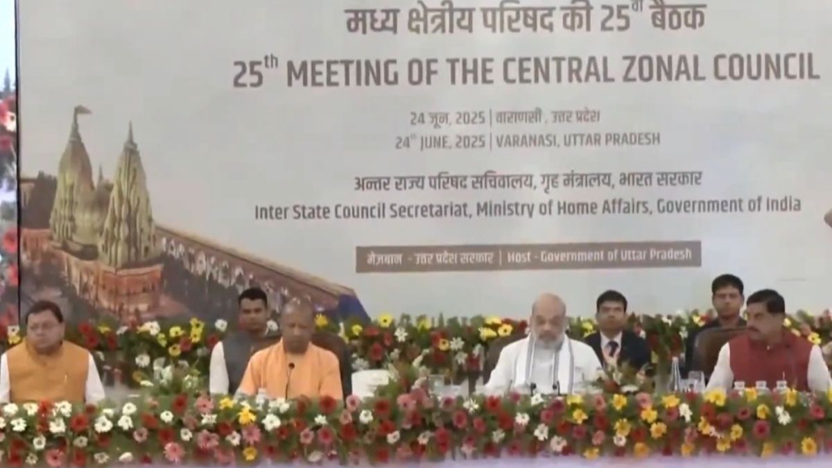 https://www.jagranimages.com/images/2025/06/24/article/image/yogi-shah-meeting-1750765015255.jpg