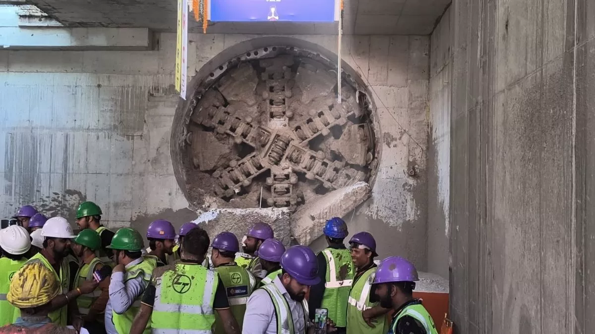 Delhi Metro: गोल्डन लाइन पर 1550 मीटर लंबी दूसरी मेट्रो सुरंग का काम पूरा, इन स्टेशनों के बीच दौड़ेगी ट्रेन
