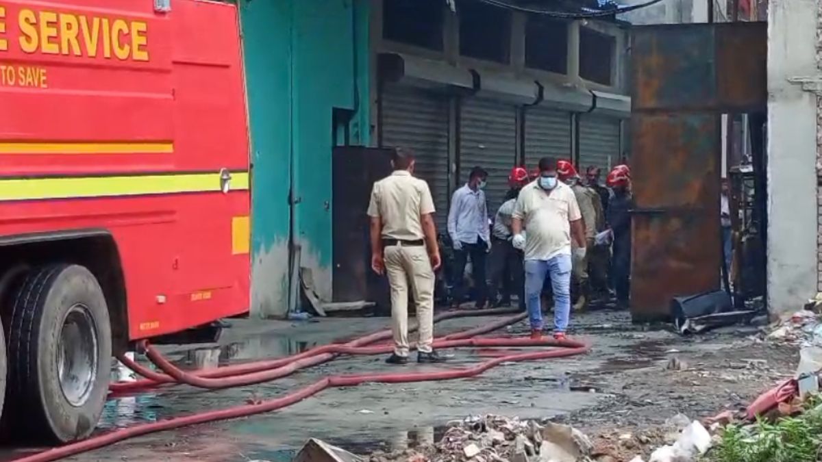 fire broke out in a factory near delhi rithala metro station