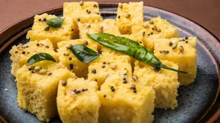 इस आसान रेसिपी से झटपट बनाएं मूंग दाल ढोकला (Image Source: Freepik)