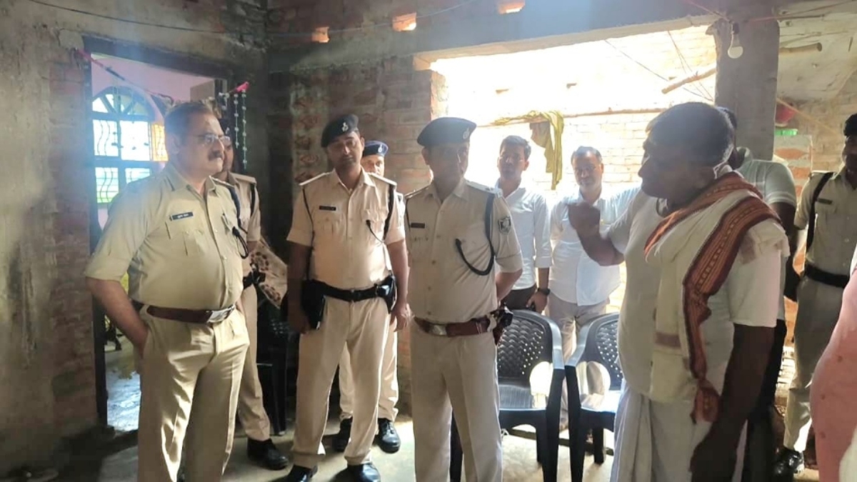 bihar crazy husband killed his wife and then shot himself injuring himself