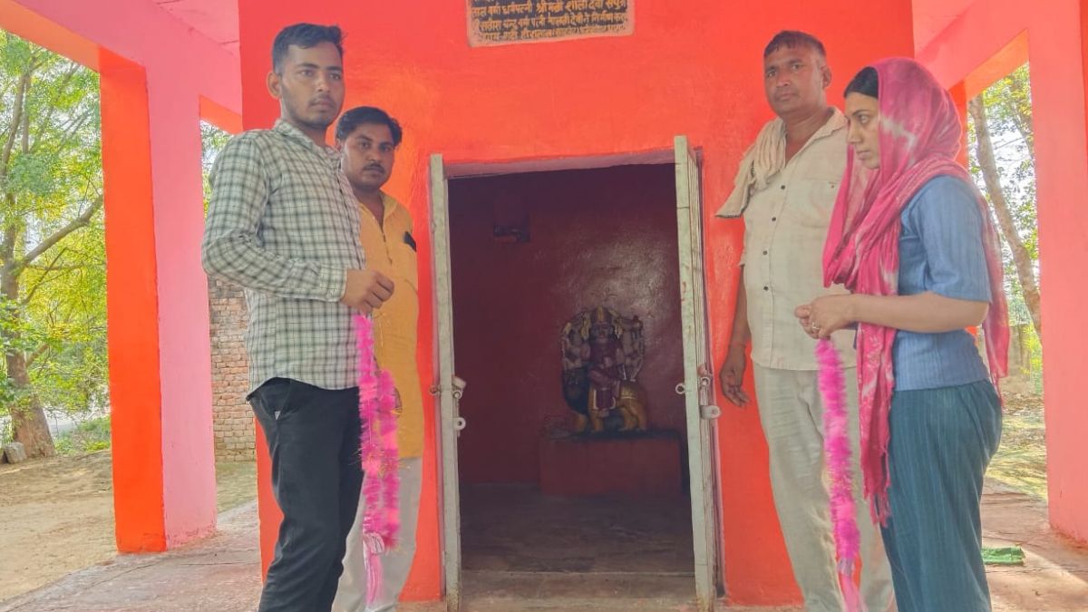 love couple talks in field villagers get married in mandir agra news