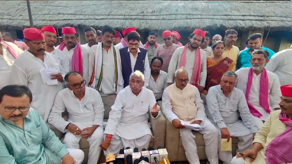sp and bjp workers came face to face over demand for compensation for heritage corridor under construction from dharamshala to pandehata in gorakhpur