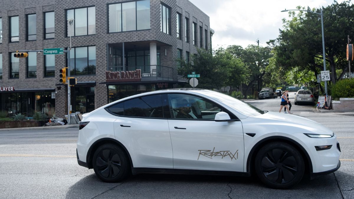 https://www.jagranimages.com/images/2025/06/25/article/image/robotaxi-musk-video-1750865018969.jpg