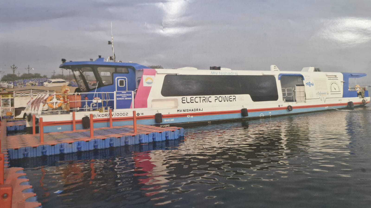 https://www.jagranimages.com/images/2025/06/25/article/image/water-metro-1750840018312.JPG